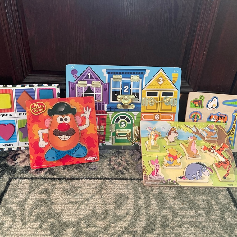 MELISSA AND DOUG LATCHES BOARD AND 4 WOODEN PUZZLES…LIKE NEW‼️